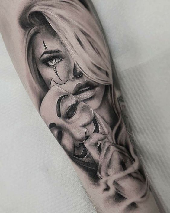 Frau mit maske tattoo