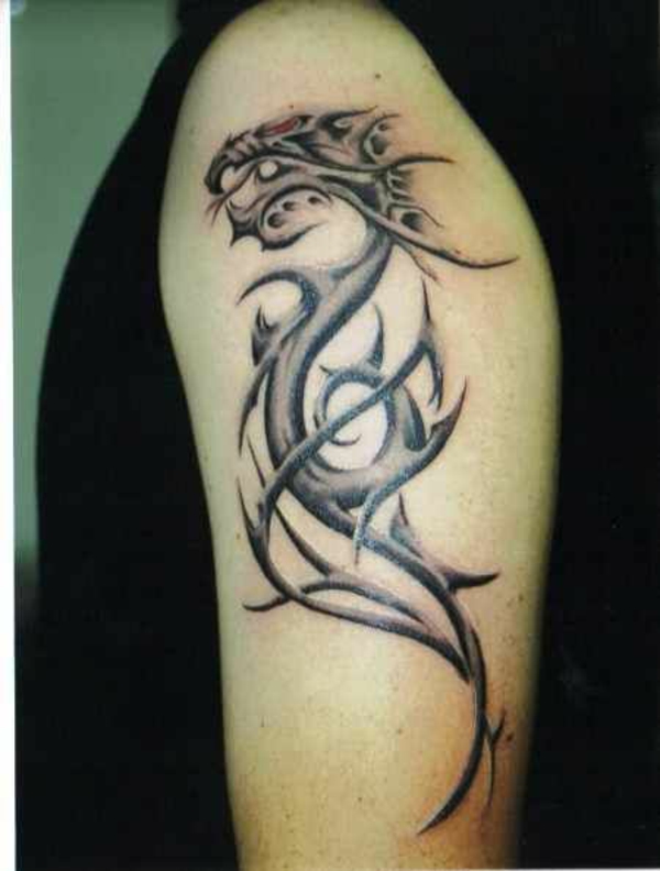 drache Oberarm tattoo